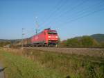 152 042-8 Railion ist am 23.10.2011 mit einem kurzem H-Wagenzug zwischen Pressig-Rothenkirchen und Stockheim auf der Frankenwaldbahn unterwegs.