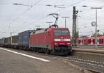 152 124 fhrt am 25.10.2011 durch Friedberg Hbf mit einem gemischten Gterzug in Richtung Frankfurt