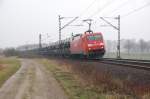 152 027-9 rauscht hier mit vielen bunten Mini Coopern bei Nordstemmen gen Norden, 29.01.2012.