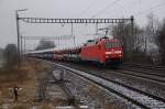 152 125-1 durchfhrt hier mit neuen Audi´s von Ingolstadt nach Osnabrck den Bbf Buke, 27.01.2012.