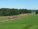 Eine DB Railion 152 zieht einen Containerzug aus Salzburg weiter in Richtung Mnchen.