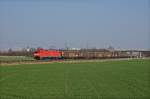 Die ganz frisch von der Hauptuntersuchung in den Plandienst zurckgekehrte 152 030-3 legt sich mit EZ 45035 Lbeck-Hafen - Chiasso bei Gernsheim in die Kurve. 24.03.12