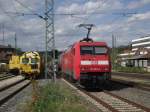 152 039-4 fhrt am 4. Mai 2012 mit einem Kesselzug in den Kronacher Bahnhof auf Gleis 4 ein.