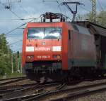 Hier wurde 152 056 - 8 gerade beim berfahren einer Kreuzung am 17.05.2012 gegen  13:04 Uhr in Radebeul Naundorf , einen Ganzzug ziehend, aufgenommen.