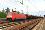 152 148-3 DB steht in Berlin-Flughafen-Schnefeld miit einem Schotterzug und wartet auf die Weiterfahrt in Richtung Potsdam bei Sonne und Wolken am 18.5.2012.