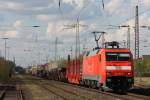 152 122 am 12.4.12 mit einem gemischten Gterzug bei der Durchfahrt durch Ratingen-Lintorf.