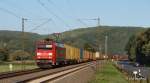 Im Block folgt 152 091-5 mit einem Containerzug am 6.09.12 bei Gambach.