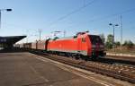 Hier 152 027-9 mit einem gemischten Gz, bei der Durchfahrt am 3.10.2012 durch Berlin Schnefeld Flughafen, in Richtung Grnauer Kreuz.