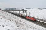 152 098 mit einem Kesselwagenzug am 03.01.2011 bei Hebertshausen.