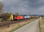 Die 152 055 mit einem Containerzug am 24.03.2012 unterwegs bei Plling.