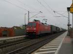 152 064-2 mit einem Gterzug bei der Durchfahrt Brstadt(oben) am 06.04.2012.