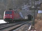 Am 15.02.2009 verlsst 152 069-1 mit ihrem Gterzug den Esslingerbergtunnel.