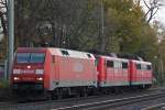 152 070 am 9.11.12 mit zwei 151ern im Schlepp bei der Durchfahrt durch Ratingen-Lintorf.