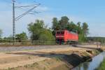 Offensichtlich wird der Streckenneubau getestet. Seit zwei Tagen pendelt die 152 029-5 zwischen Neustrelitz und Oranienburg, so in Nassenheide am 06.06.2013.
Am 09.06.2013 soll die Strecke wieder eingleisig in Betrieb gehen.