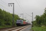 152 136-8 fuhr am 17.05.2013 mit einer 185 im Schlepp und einem Autozug von Osnabrck nach Emden, hier bei Neermoor.