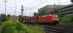 152 046-9 DB kommt aus Richtung Kln,Aachen-Hbf mit einem Autologistikzug aus Heilbronn nach Ruisbroek(B) und fhrt in Aachen-West ein und auf dem Nebengleis steht eine Stopfmaschine und ein Schotterprofiliermaschine steht auf dem abstellgleis in Aachen-West bei Regenwetter am Abend vom 24.6.2013.