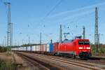152 067-5 bringt am 29.09.13 einen langen Containerzug durch Buchholz Richtung Hamburger Hafen.