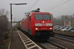 Am 12.12.2013 fuhr bei dichtem Nebel DB Schenker 152 004-8 mit einem buntem Containerzug in Orschweier gen Offenburg.