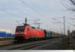 152 036-0 der Deutschen Bahn zieht einen Ganzzug, bestehend aus PKP-Selbstentladewagen, am Morgen des 5. Februar 2014 durch den Bahnhof Bad Staffelstein in südliche Richtung.