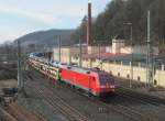 152 113-7 zieht am 01. März 2014 einen Autotransportzug (Ford) durch Kronach in Richtung Saalfeld.