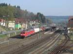 152 056-8 steht am 03. April 2014 mit 232 xxx und einem gemischten Güterzug auf Gleis 4 im Bahnhof Kronach.