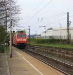 152 023-8 DB kommt durch Kohlscheid mit einem langen gemischten Güterzug aus Osnabrück nach Kortenberg-Goederen(B) und fährt die Kohlscheider-Rampe hoch nach Aachen-West am Abend vom 3.4.2014.