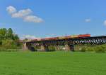 152 077 mit einem Containerzug am 23.04.2014 auf der Mariaorter Brücke bei Regensburg-Prüfening.