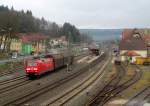 152 016-2 zieht am 19. März 2014 drei Schiebewandwagen durch Kronach in Richtung Lichtenfels.