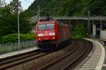 152 096-4 mit einem 155ziger und einigen Güterwagen im Schlepp durch Hirzenach.
Sonntag 15.6.2014