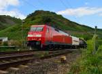 Am BÜ Römerweg rheinabwärts hinter Boppard zieht die 152 010-5 einen Containerzug den Rhein hinauf. Montag den 30.6.2014