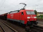 DB Schenker Rail 152 128-5 brachte am 30.07.14 die Schüttgutwagen im Hintergrund nach Hanau Hbf