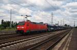 Hier 152 107-9 mit einem Autotransportzug, bei der Durchfahrt am 22.7.214 durch Berlin Schönefeld Flughafen, in Richtung Genshagener Heide.