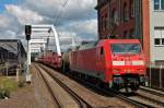 Durchfahrt am 24.05.2014 bei Sonnenschein von 152 003-0 mit einem gemischten Güterzug in Ludwigshafen (Rhein) Mitte.