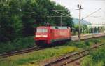 Die fast noch fabrikneue 152 021 auf dem Weg nach Kornwestheim bei der Durchfahrt in Grtingen (Gubahn). (Juni 1999) 