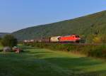 152 052 mit einem Güterzug am 28.09.2013 bei Wernfeld.