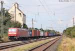 152 008 fuhr auf dem Weg nach München am imposanten Lagerhaus im Bahnhof Windsfeld-Dittenheim vorbei. Es wurde am 31.7.14 immer noch genutzt, aber bekam (für DB-Verhältnisse „natürlich“) keine Lieferungen mehr auf der Schiene.