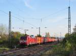 152 140-0 zieht am 01.November 2014 einen Containerzug durch Eggolsheim in Richtung Bamberg.