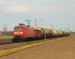 152 165-7 fährt mit ihrem Zug, aus Richtung Ludwigshafen/Rhein BASF/KTL Kombi-Terminal Ludwigshafen/Rhein kommend, dem Bahnhof Ludwigshafen-Oggersheim entgegen.