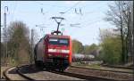 Die 152 144-2 legt sich mit ihren Kesselwagenzug in den Gleisbogen am Bahnhof von Eschweiler (Rhl) auf der Kbs 480.Szenario vom 18.April 2015 vom Bahnsteig aus.