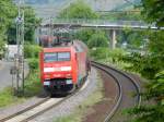 152 050-1 kommt mit einem gemischten Güterzug durch Bad Honnef gefahren.