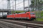 DB Lok 152 148-3 und die 152 141-8 durchfahren den Bahnhof Muttenz.