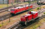152 017 und 152 100 haben am 27.06.2015 einen gemischten Güterzug nach München-Nord gebracht, im Vordergrund begegnet ihnen 290 690.