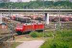 Die beiden 152er 017 und 100 nehmen den rechten Weg in die Abstellanlage. Unter der Straßenbrücke werden sie kehrt machen. (27.06.2015)