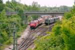 An der Einfahrt in die Abstellanlage München-Nord treffen am 27.06.2015 die zwei Generation von Krauss-Maffei unweit Ihres Herstellerwerkes (Luftlinie ca.
