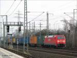 152 107 mit einem Containerzug bei Durchfahrt in Hamburg-Tiefstack; 17.02.2007  