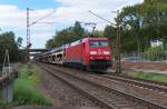 Es war schon verflixt. Während die Quietschies im hellen Sonnenschein an uns vorbei fuhren, kam immer bei Güterzügen die geliebte Fotowolke zu unserem Fotostandort.
Dennoch gab es interessante Fuhren am 29.09.2015. 152 099 bringt einen langen Autotransportzug mit vielen Ford Focus Neufahrzeugen. Über Abgaswerte möchte ich an dieser Stelle nicht diskutieren. Unser Standort an der Anrufschranke in Saarlouis Roden wird sich bis Ende 2016 auch verändern. Die Schranke kommt weg. Bahnstrecke 3230 Saarbrücken - Karthaus. Die Ivie steht nicht im Gefahrenbereich, sondern in der Fußgängerpassage der Schranke, rundherum geschützt.