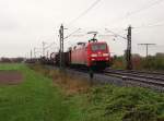 Nieselregen und Nebel am 16.10.15 in Neu-Ulm. 152 077-4 kam mit einem Güterzug.