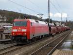   Die 152 098-0 (91 80 6152 098-0 D-DB) der DB Schenker Rail Deutschland AG fährt am 08.02.2016 mit einem Großohre beladenen Güterzug, durch dem Bahnhof Kreuztal in Richtung Hagen.