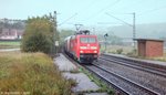 152 007 erreichte am 1.10.04 miteinem Güterzug Richtung Würzburg den ehemaligen Bahnhof Rosenbach. 26 Jahre nachdem der letzte Personenzug gehalten hatte, wirkten die Bahnsteige immer noch intakt.  