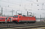 DB Lok 152 043-6 durchfährt den Badischen Bahnhof.